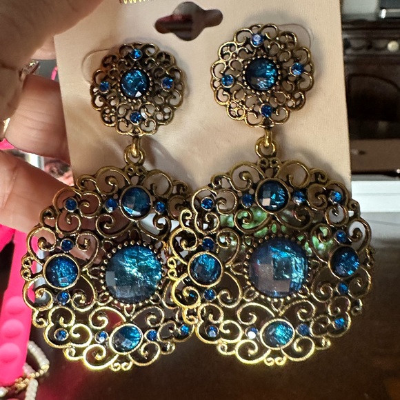 Amrita Singh Jewelry - 🍯 Gold and blue earrings